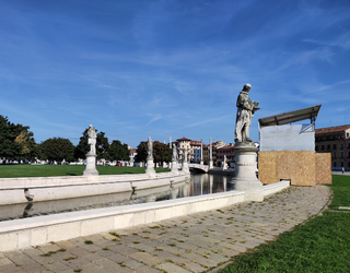 Statue Prato della Valle_image in front